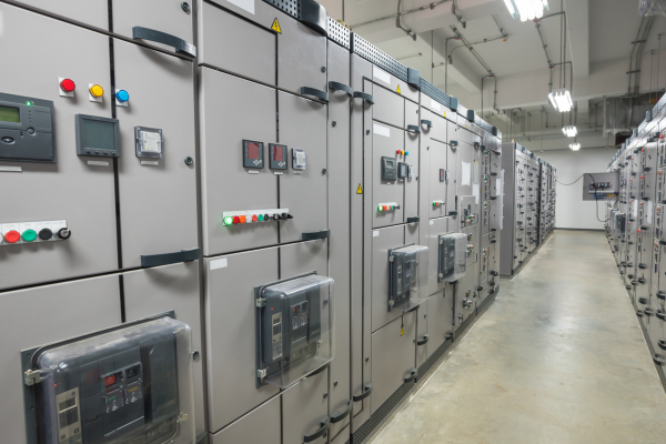 Como dimensionar painéis elétricos para máquinas pesadas em indústrias metalúrgicas