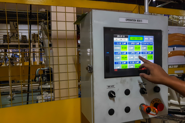 Como modernizar painéis elétricos obsoletos em indústrias sem parar a produção